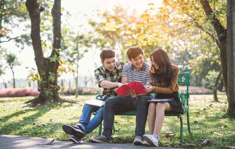 Đề thi IELTS Writing Task 2 ngày 23/04/2022: Nowadays young people mostly learn by reading books or watching movies and TV shows, rather than personal experiences. To what extent do you agree or disagree?